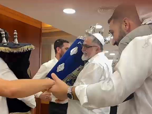 ריקודים עם ספרי התורה בהקפות שניות בבית חב״ד
