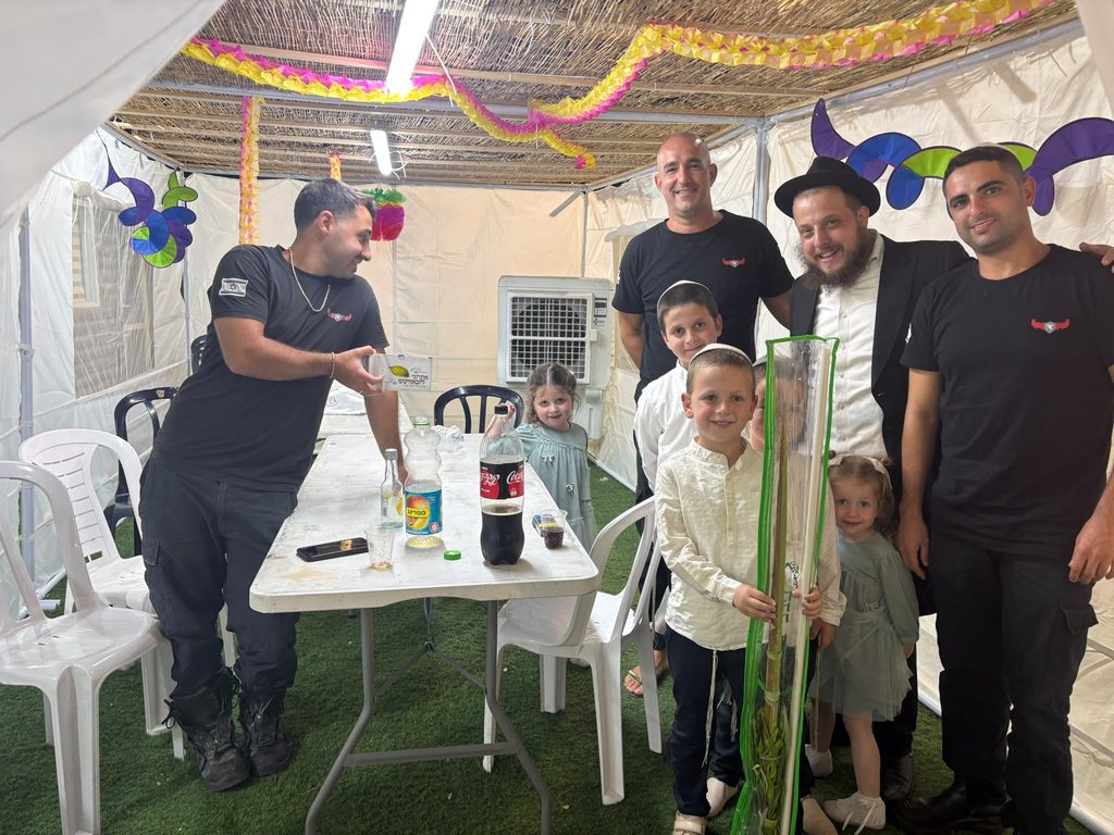 ילדים ונציגי הקהילה בסוכה של בית חב״ד רובע לכיש