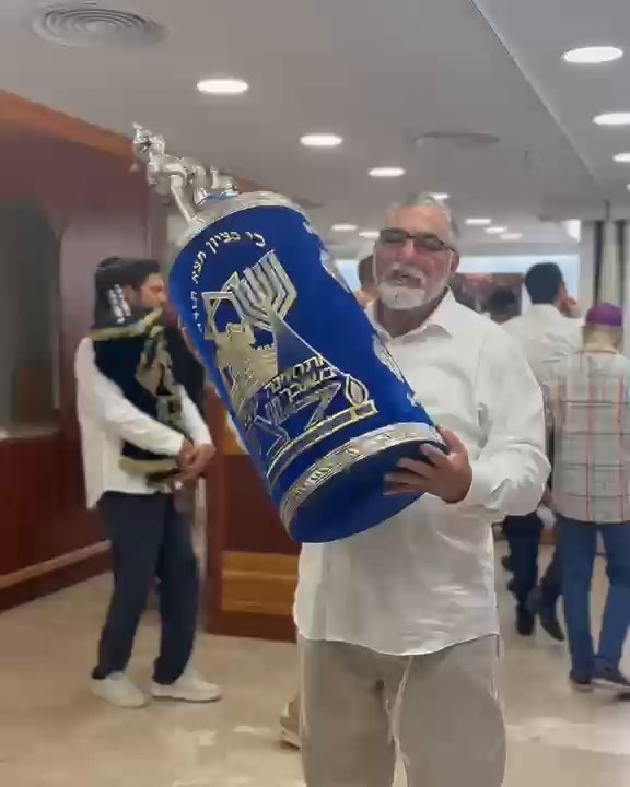 ריקוד עם ספר תורה בהקפות שניות