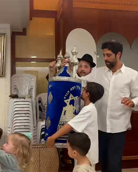 ילדים ומבוגרים סביב ספר התורה בהקפות שניות