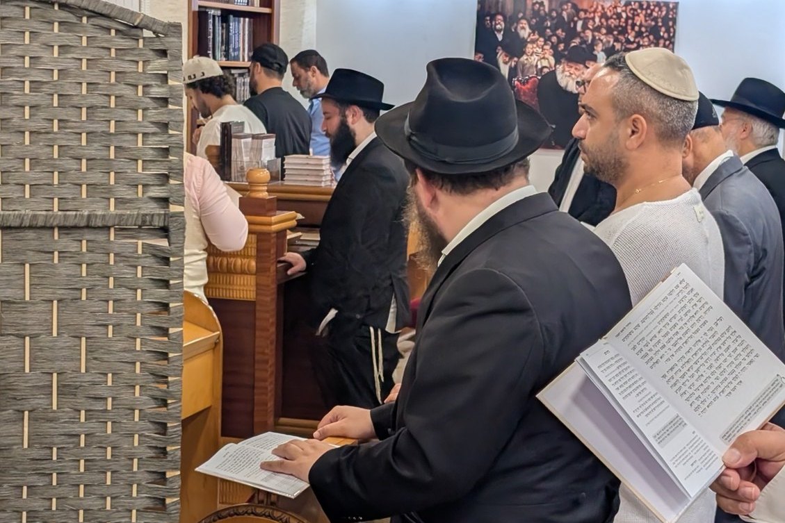 תפילה בבית הכנסת של בית חב״ד – היכל אירית
